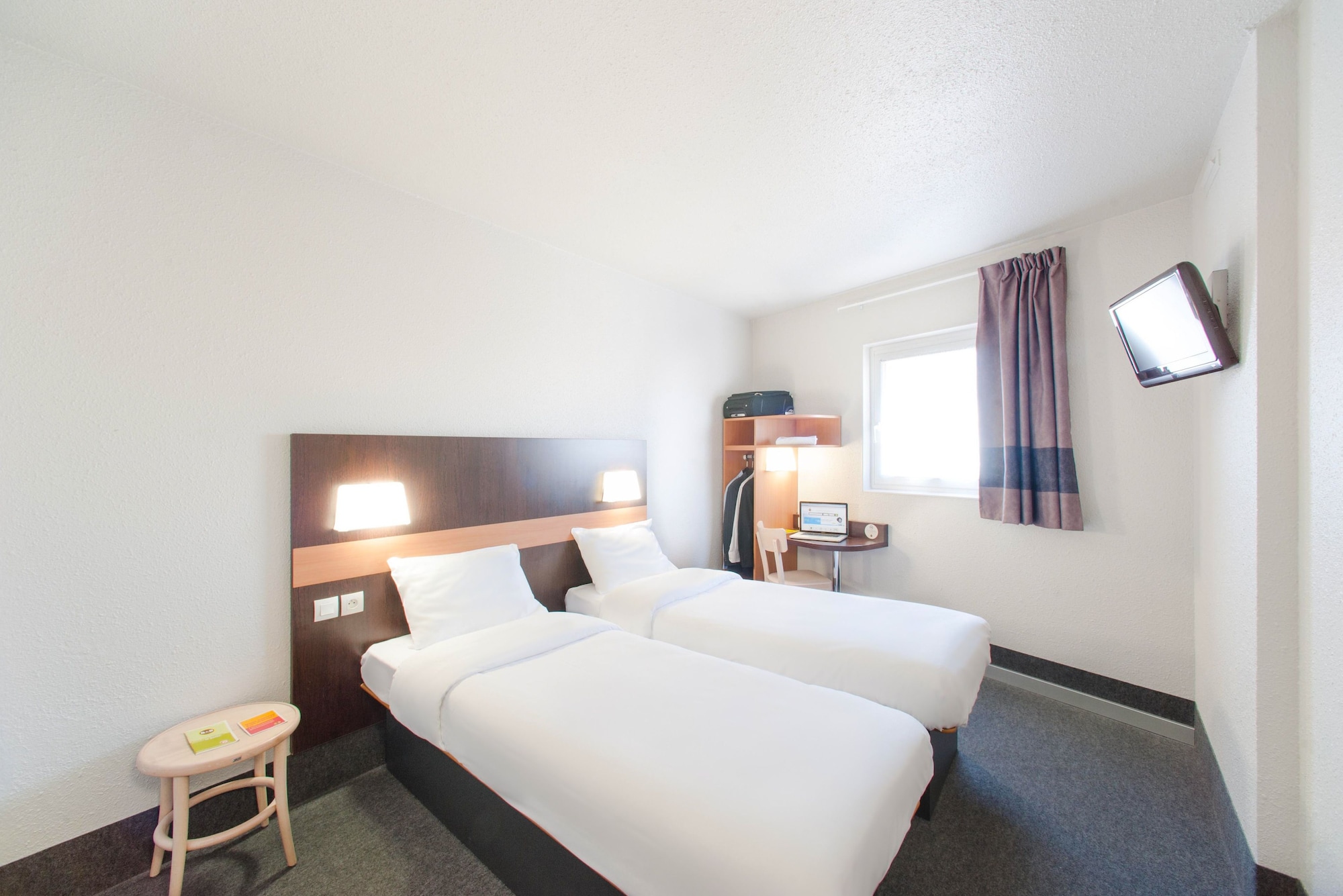ROOM, TWIN BEDS