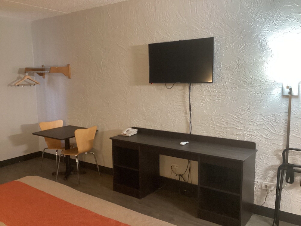 Motel6 Bridgeview, IL 50/64