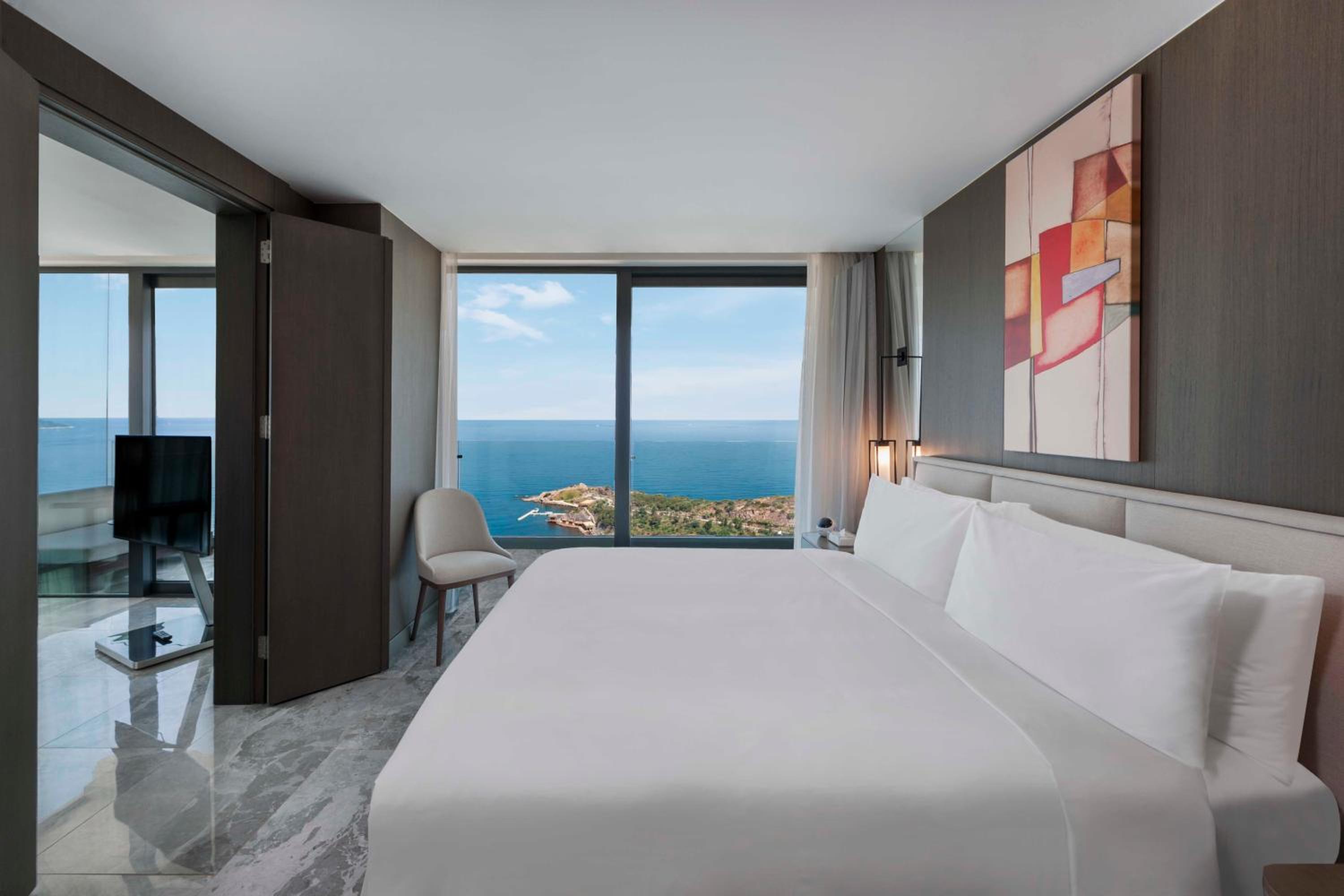 Suite, King Bed, Sea View