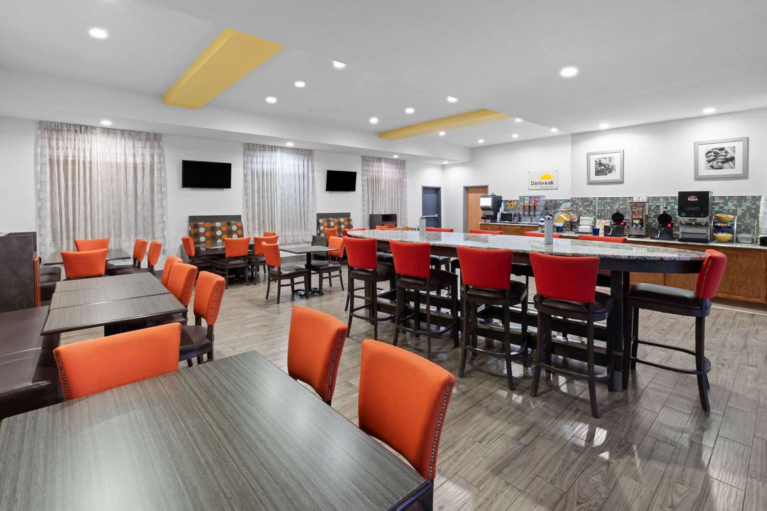 Days Inn & Suites by Wyndham Lubbock Medical Center 39/54