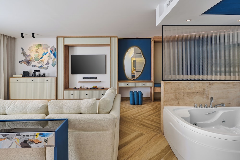 Art, Luxury, Suite, King Bed, Hot Tub, Steigenberger ALDAU Beach Hotel 5/5