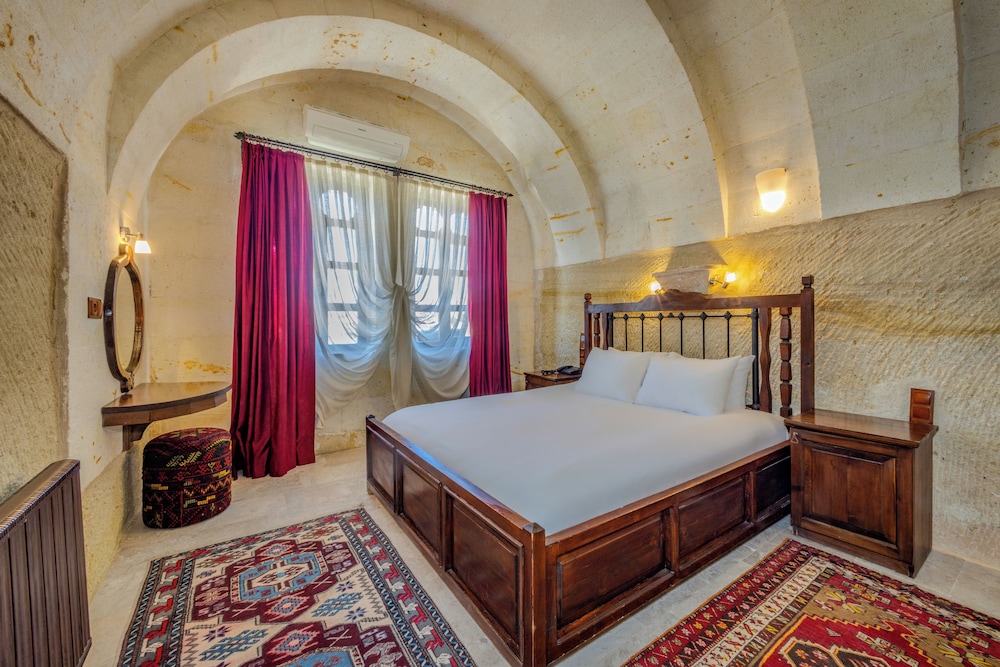 CAVE, LUXURY, SUITE