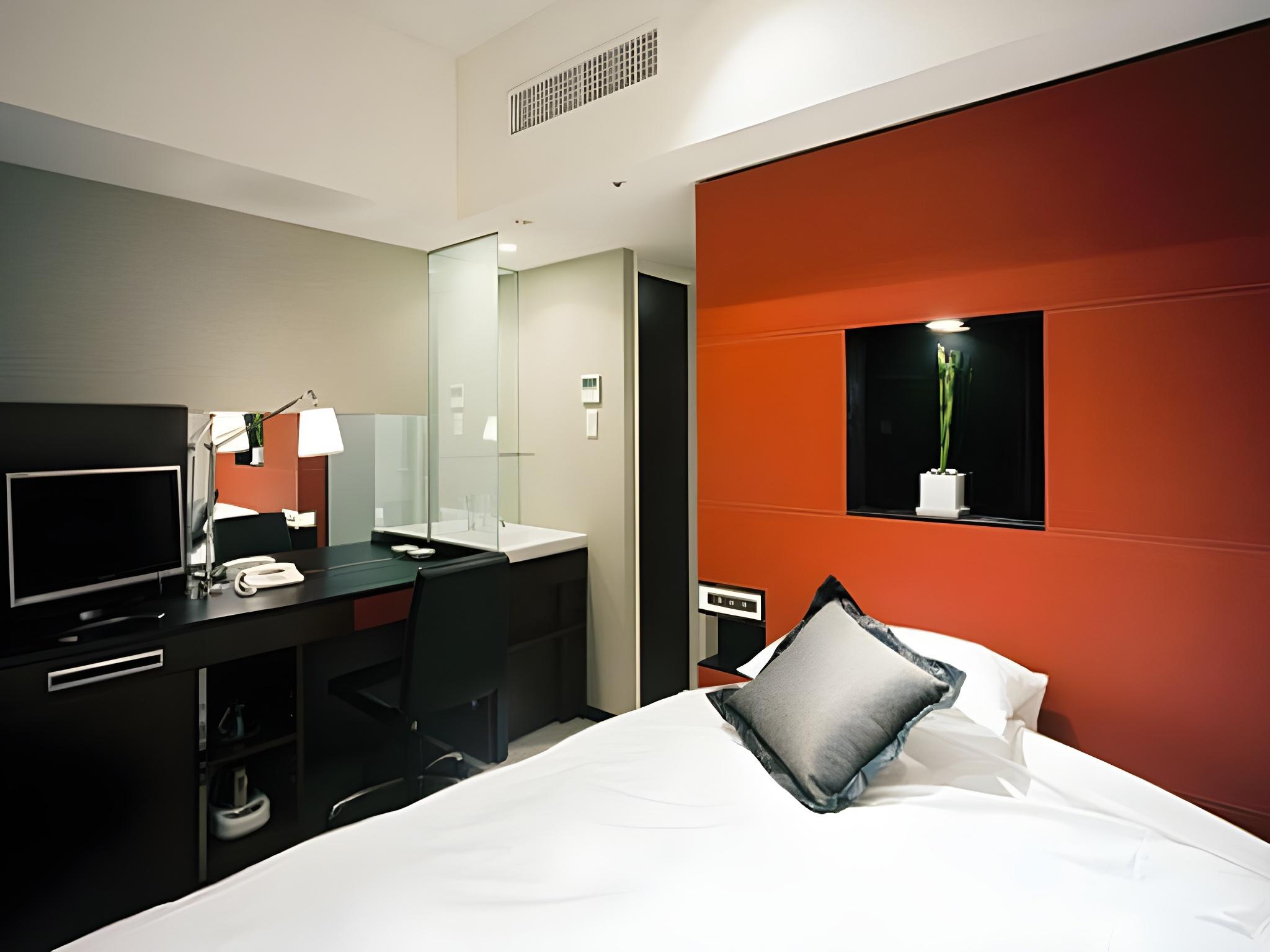 ROOM, SINGLE