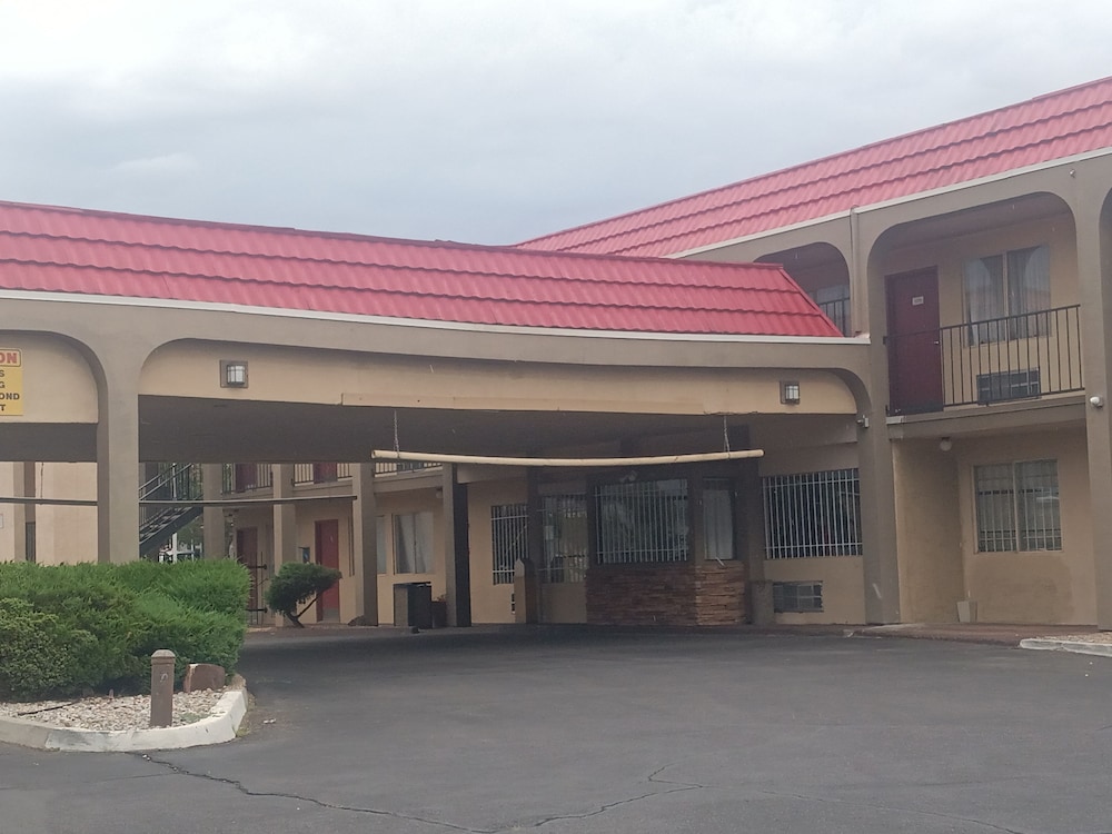 Tree Inn & Suites Albuquerque 1/27