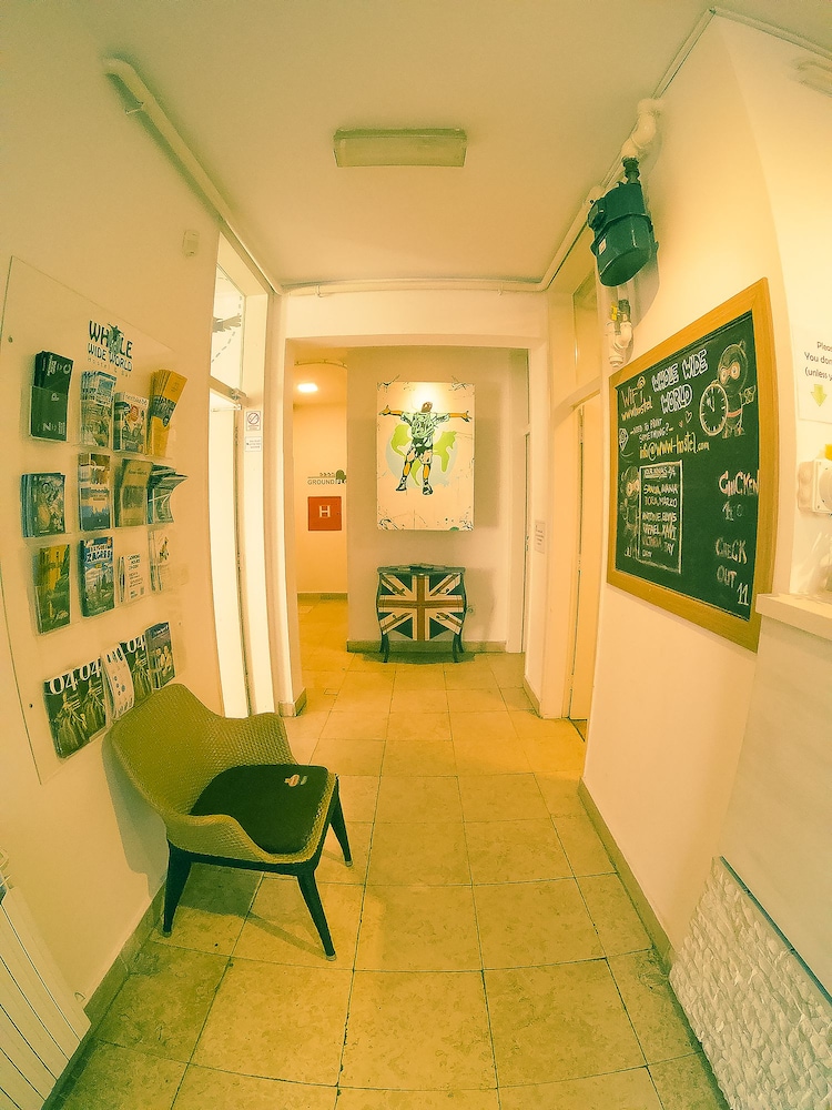Whole Wide World Hostel & Bar 32/50