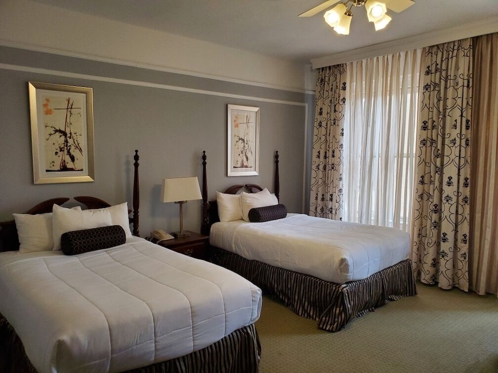 STANDARD, 2 DOUBLE BEDS, BATHTUB