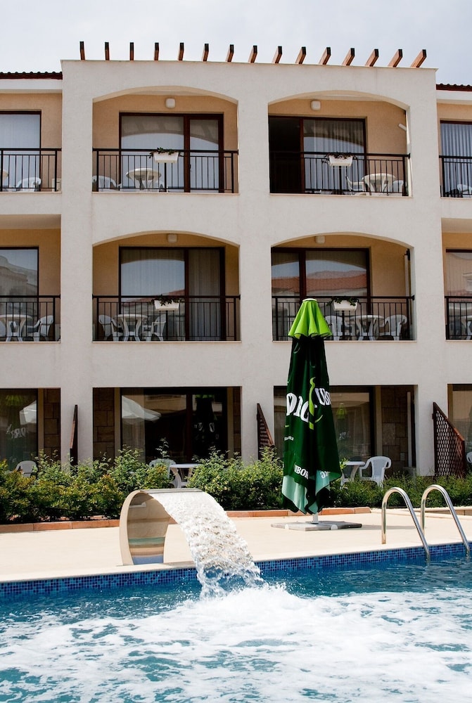 PARADISE BAY RESORT 3/80