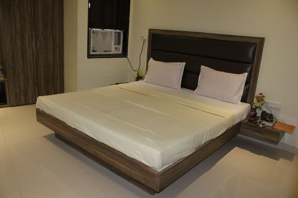 Hotel Meera 8/42