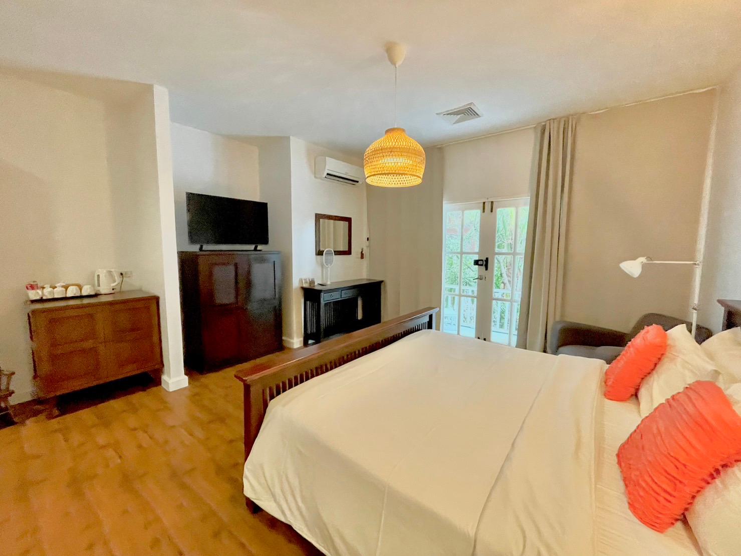 Urban, King Bed, Pool View
