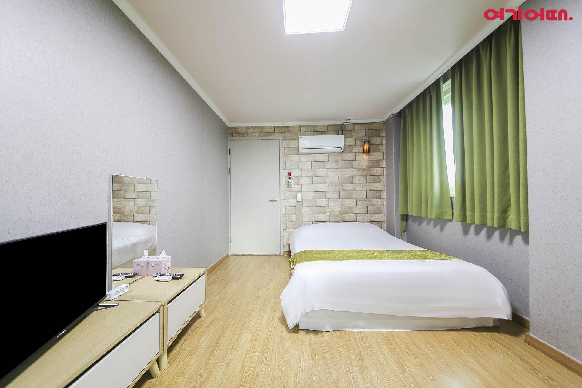 Standard, Twin Beds