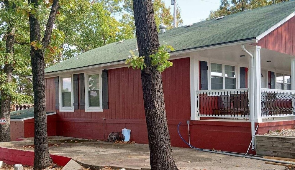 Branson Surrey Inn 3/65