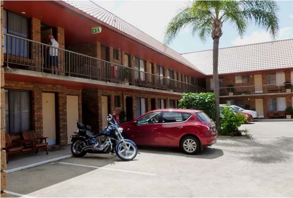 ROYAL PALMS MOTOR INN 68/76