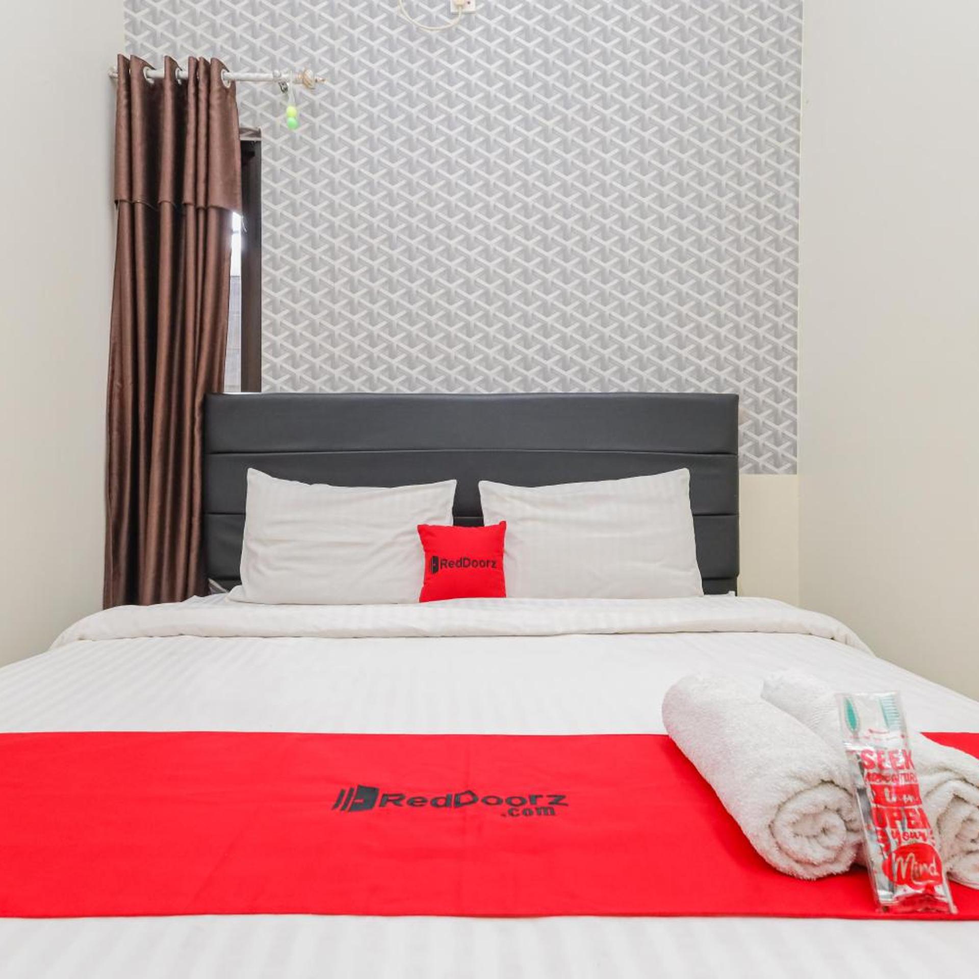 RedDoorz Syariah near Green Park Jatiwarna 17/50