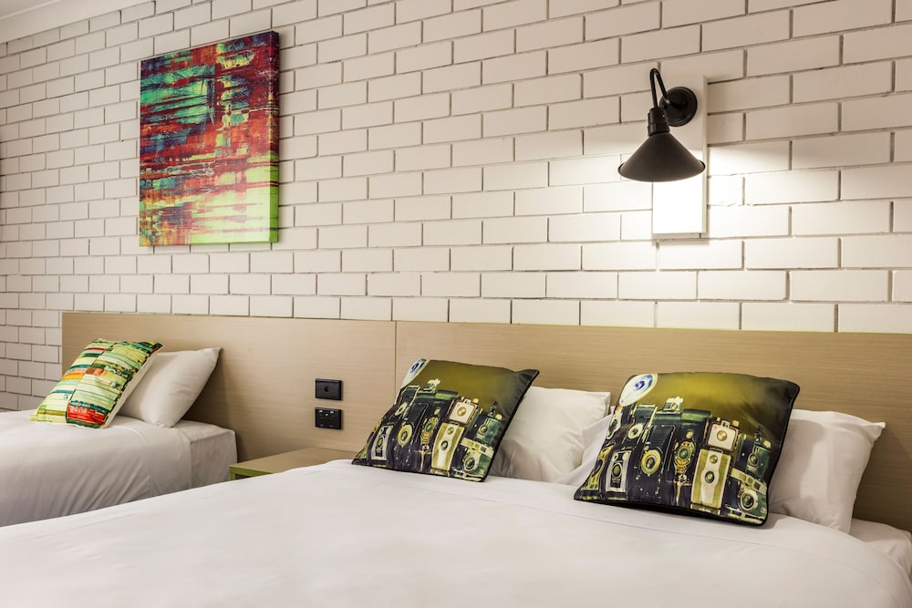 BOOMERANG HOTEL 11/48