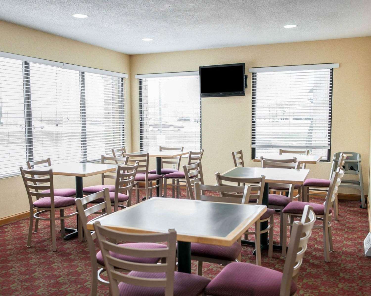 Lafayette Inn & Suites 38/48