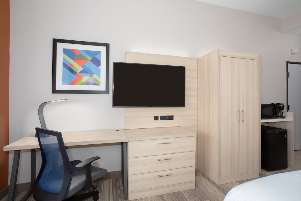 Holiday Inn Express & Suites Phoenix - Glendale Sports Dist 52/63