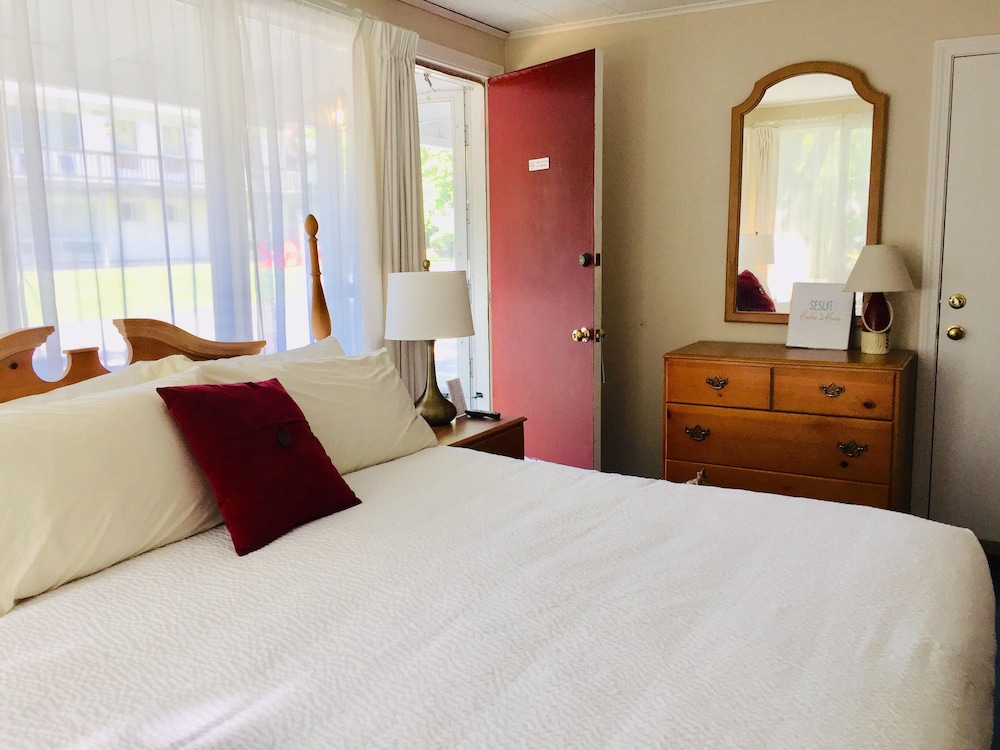 Sesuit Harbor House 14/50