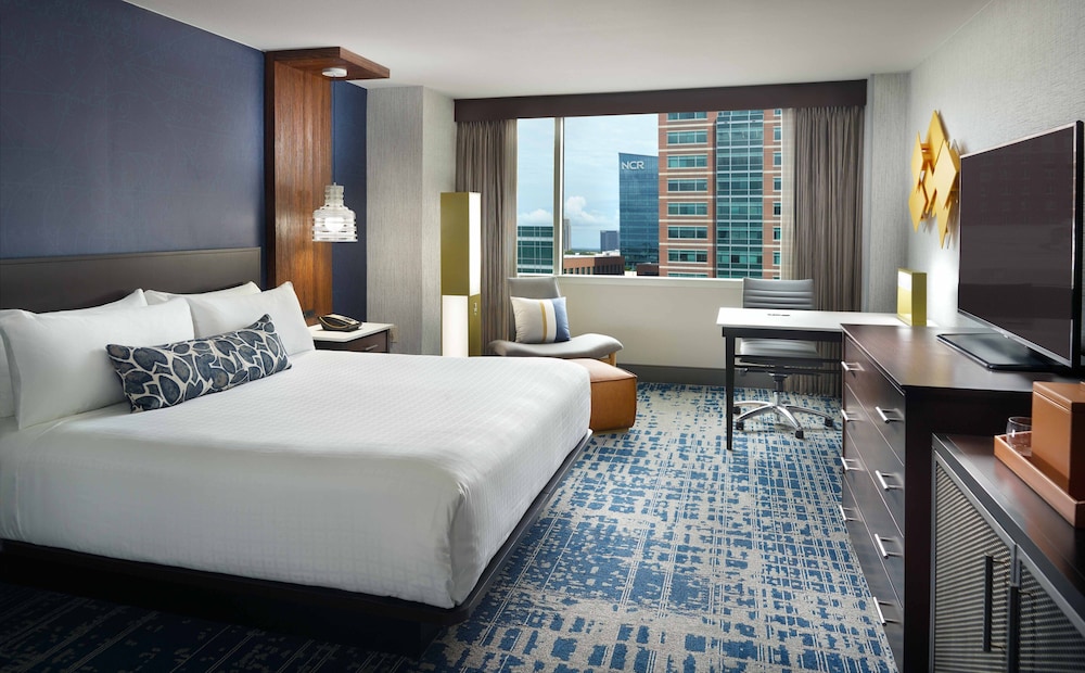DELUXE, KING BED, ACCESSIBLE