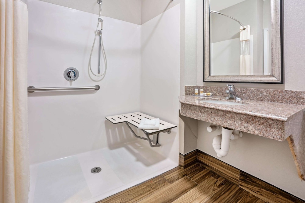 La Quinta Inn & Suites by Wyndham Houston - Magnolia 15/48