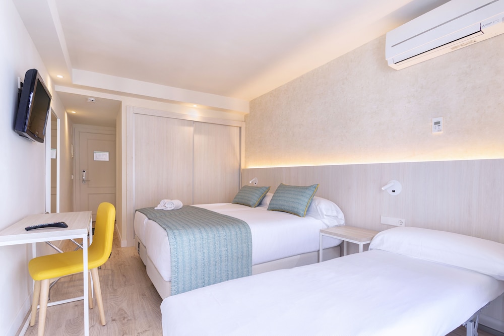 ROOM, 3 BEDS, POOL VIEW, BALCONY