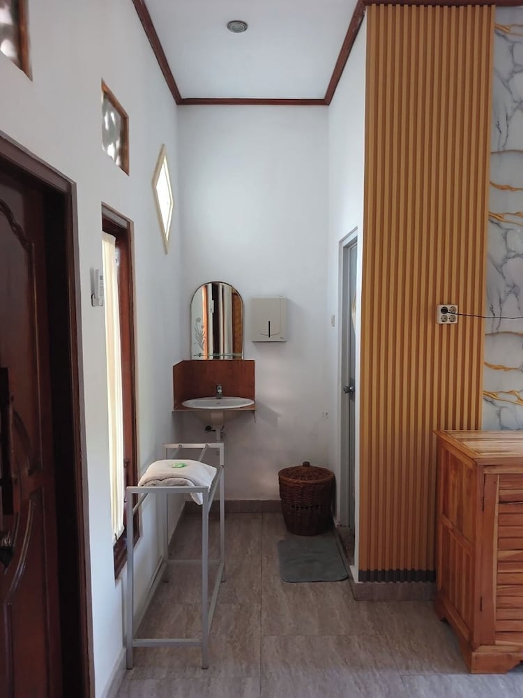 Hotel Tara Bar & Resto Air Sanih by ZUZU 25/57