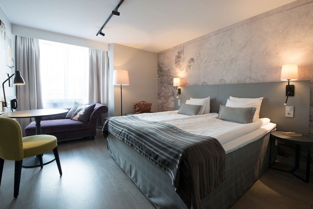 ROOM, TWIN BEDS