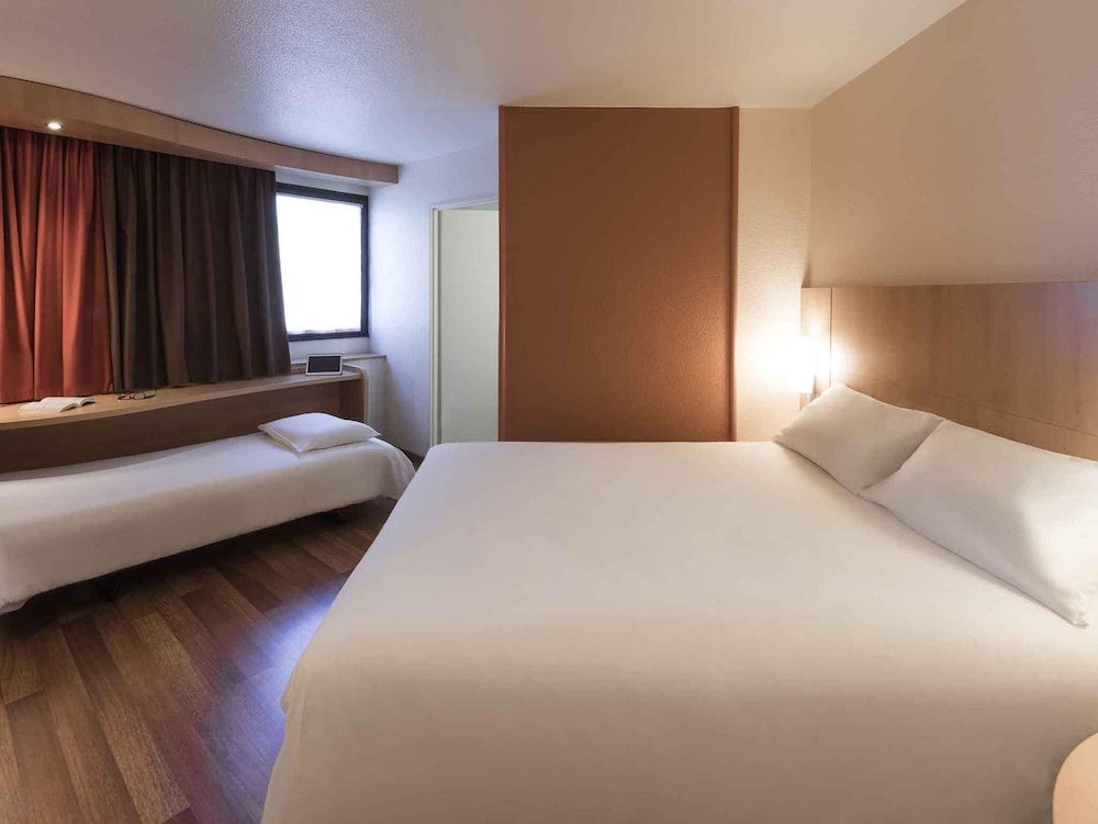 Standard, 1 Double and 1 Single Bed