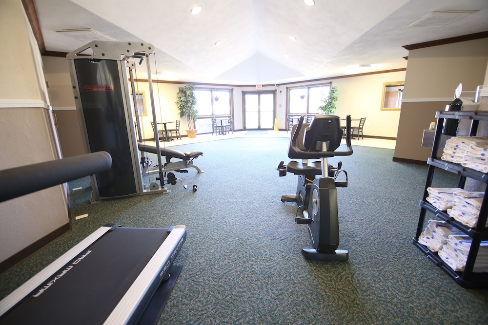 Baymont Inn and Suites by Wyndham Farmington, MO 34/62