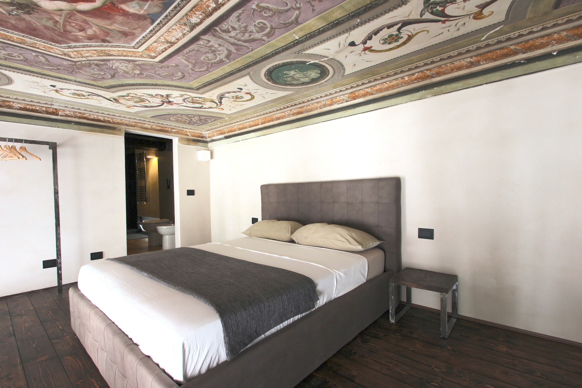 SUPERIOR, SUITE, KING BED, SOFA