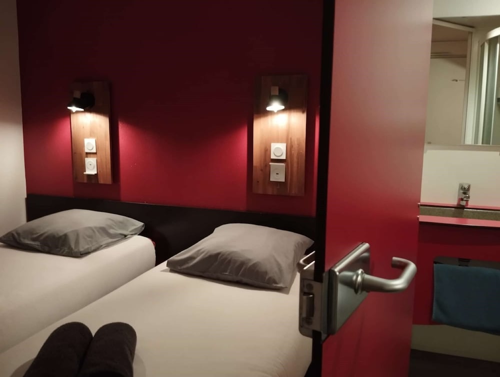 غرفة قياسية بسريرين منفصلين، Kyriad Direct Saintes 5/10