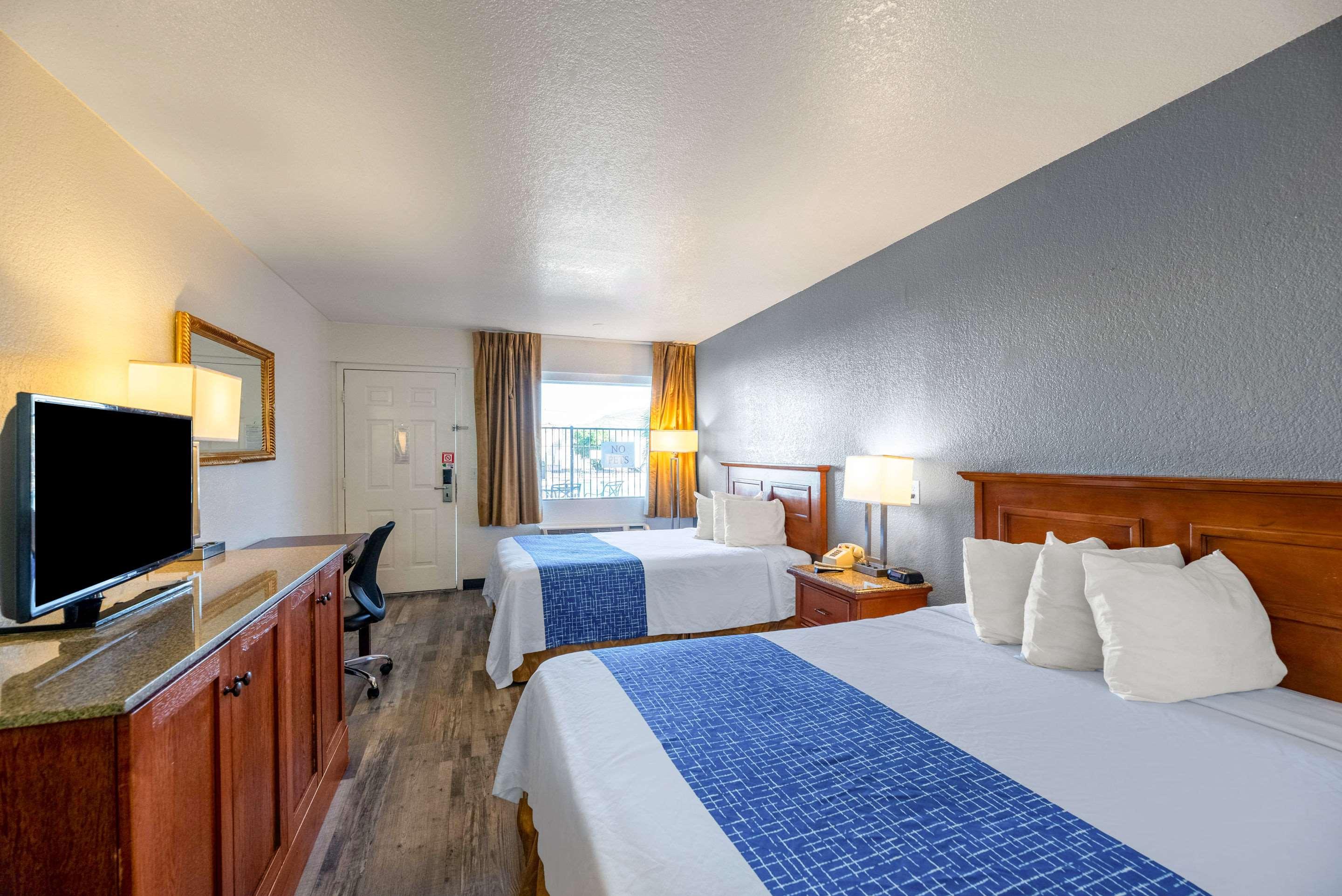 ROOM, 2 QUEEN BEDS, SMOKING