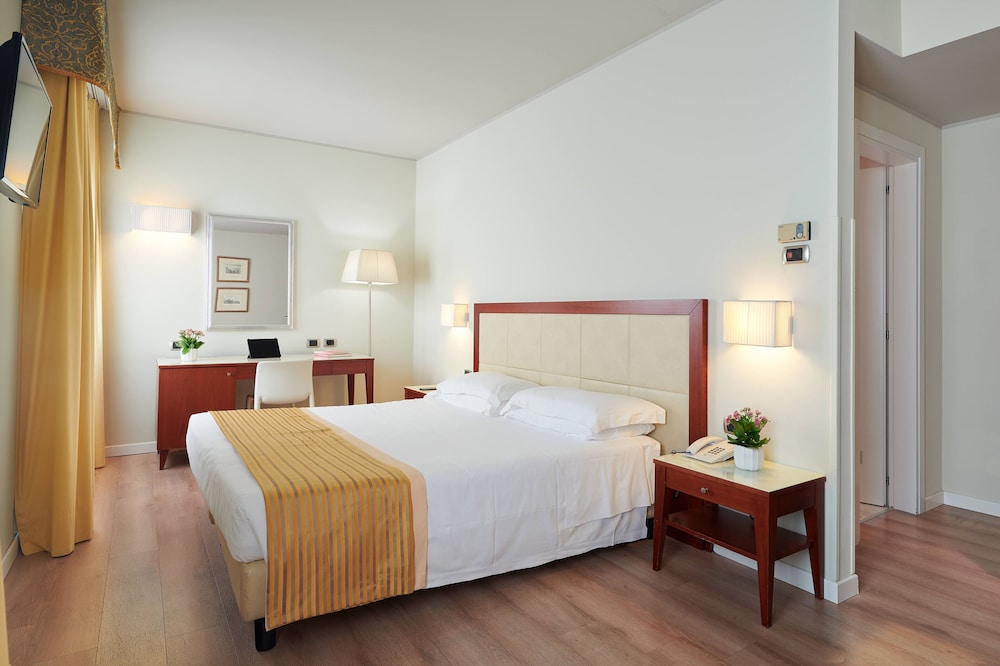 SUPERIOR, DOUBLE OR TWIN BED