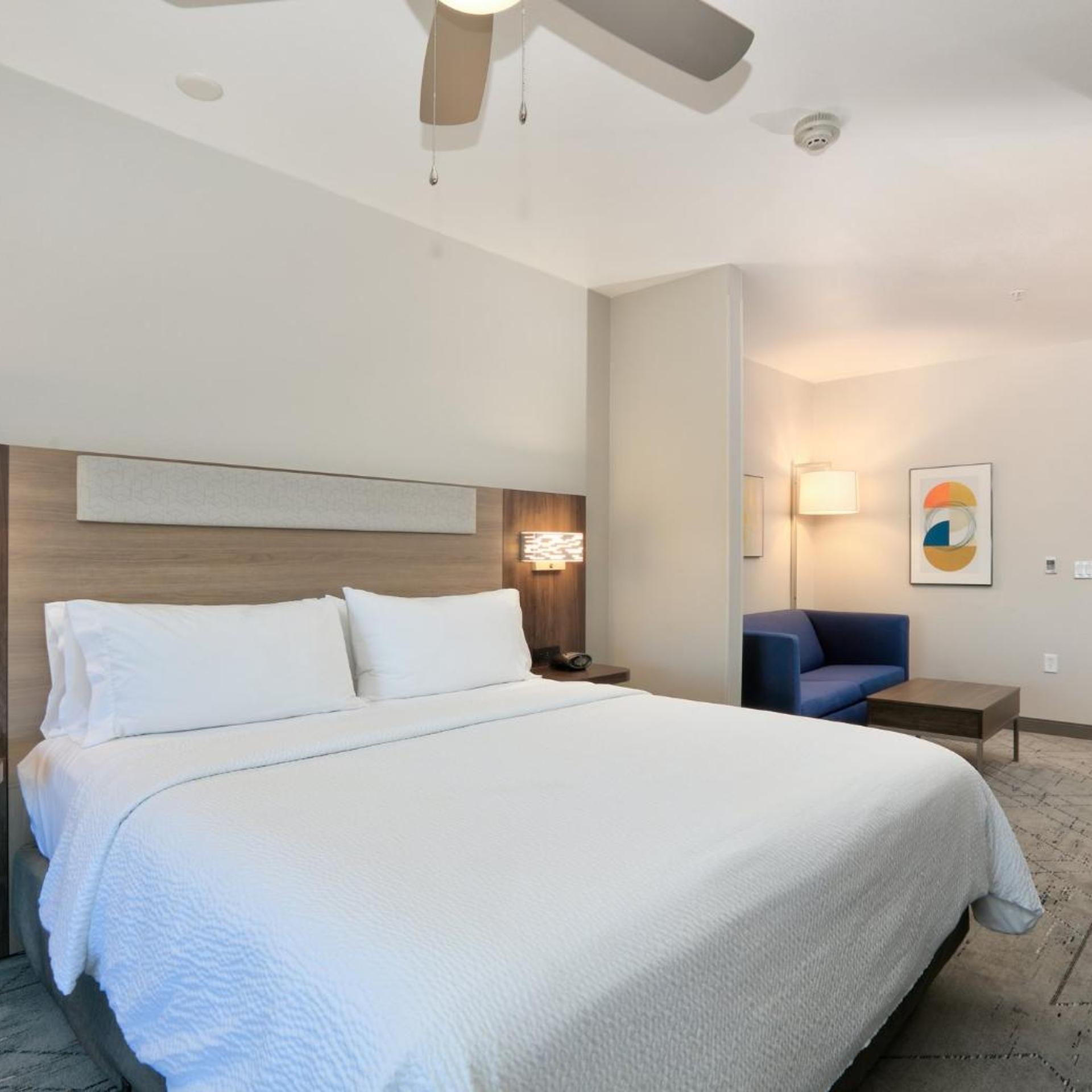 2 Bedrooms, Suite, King Bed