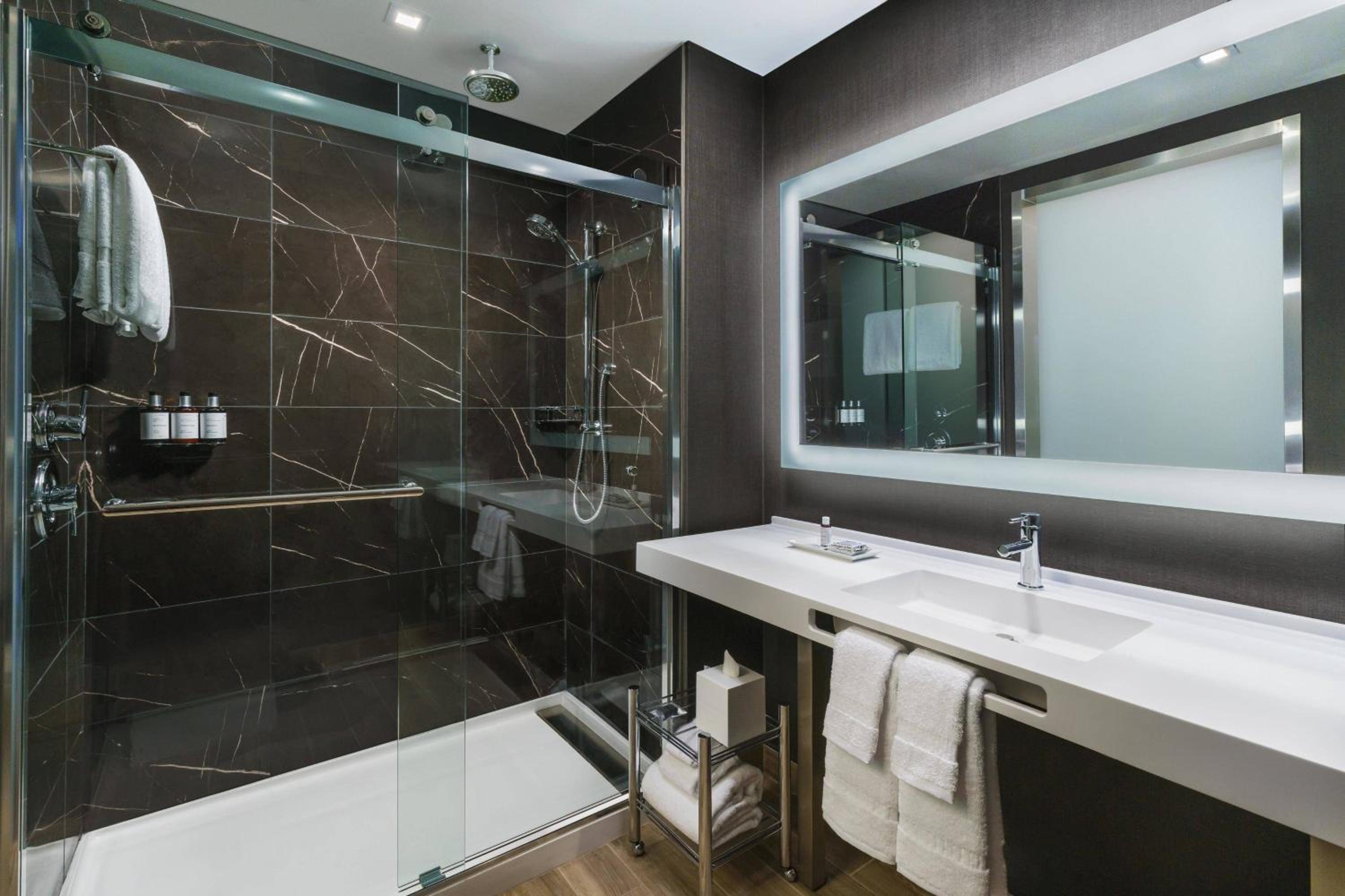 غرفة بسرير كينج مع أريكة، AC Hotel Scottsdale North 8/10
