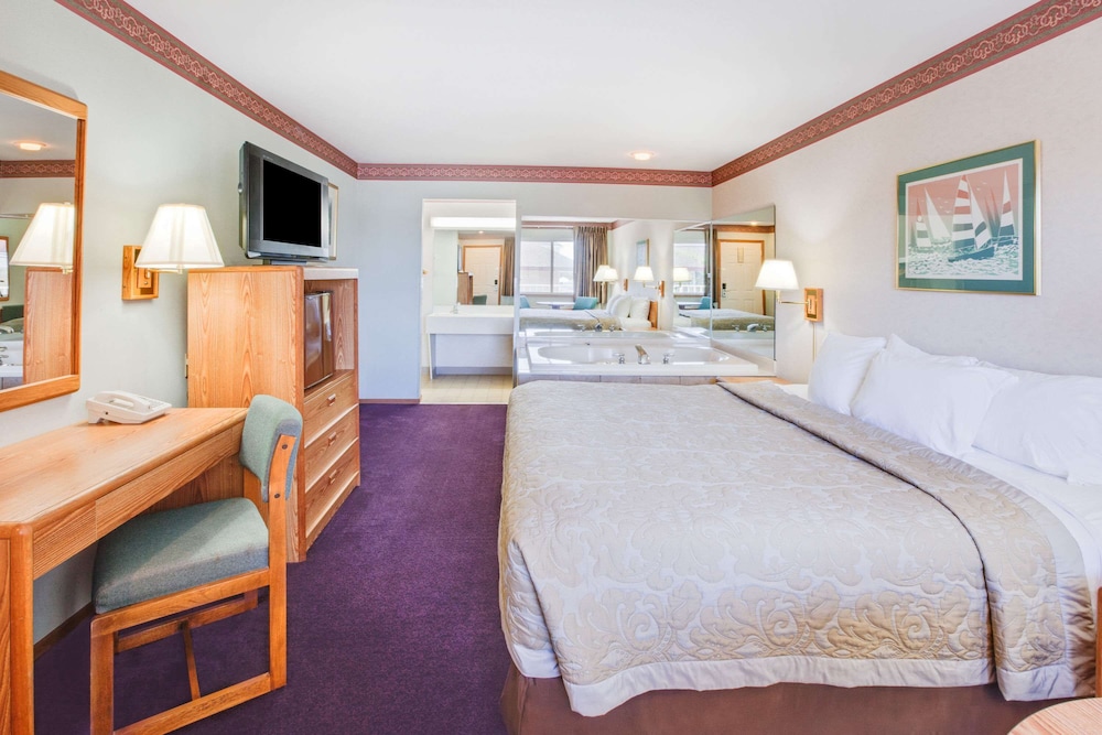 DELUXE, KING BED, COURTYARD VIEW, HOT TUB