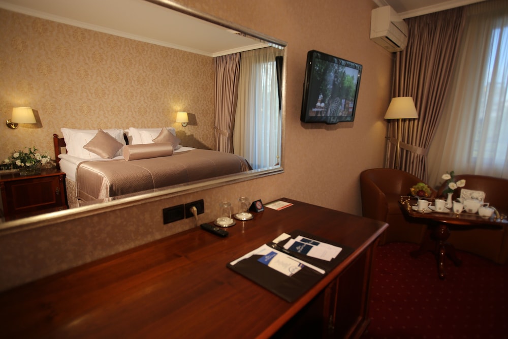 غرفة قياسية ثلاثية بسرير مزدوج وسرير فردي، Grand Hotel & Spa Tirana 4/5
