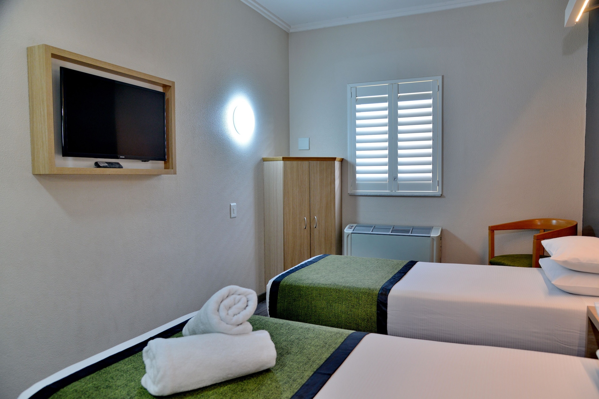 ROOM, TWIN BEDS