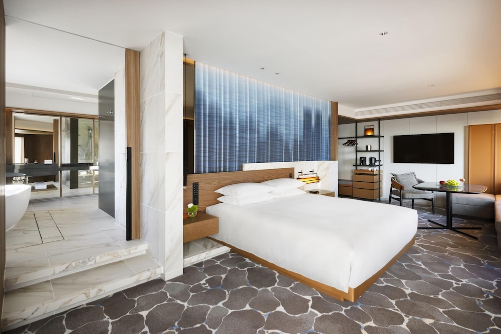 STUDIO, KING BED, PARK VIEW, CORNER