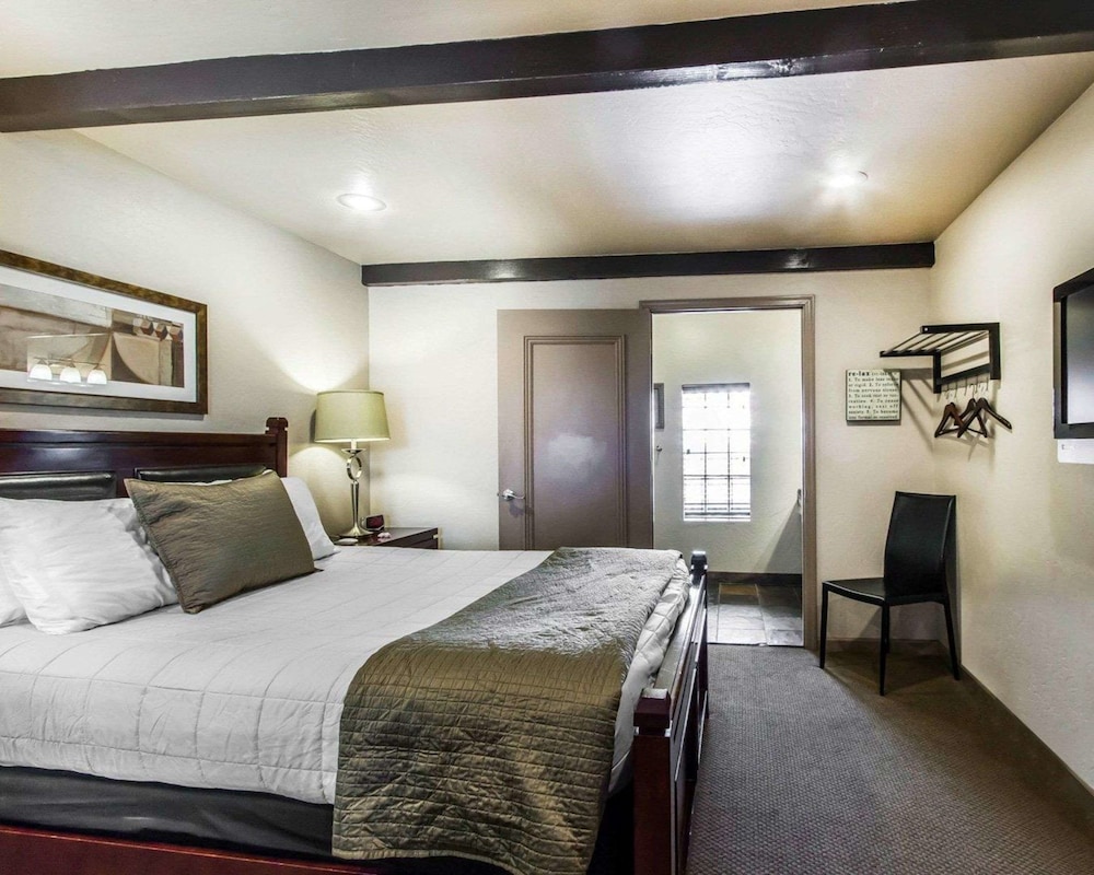 Rodeway Inn and Suites Downtowner Rte 66 8/39
