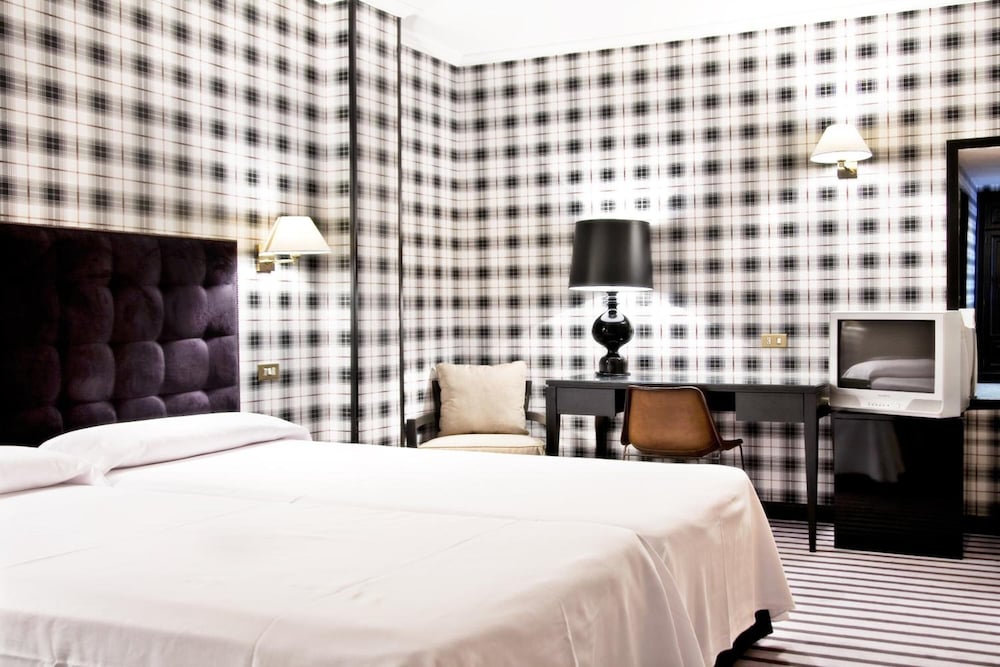 Hotel Clarin 9/40