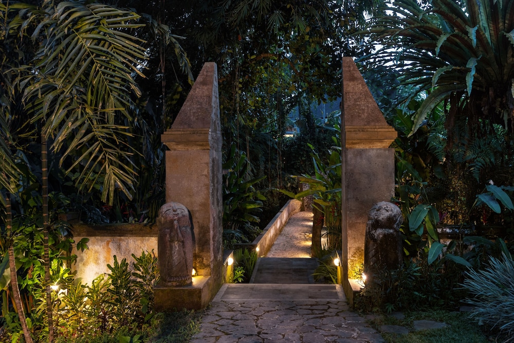 Suara Air Luxury Villa Ubud 47/50