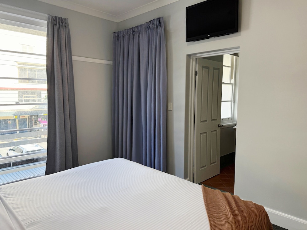 SIGNATURE, KING BED