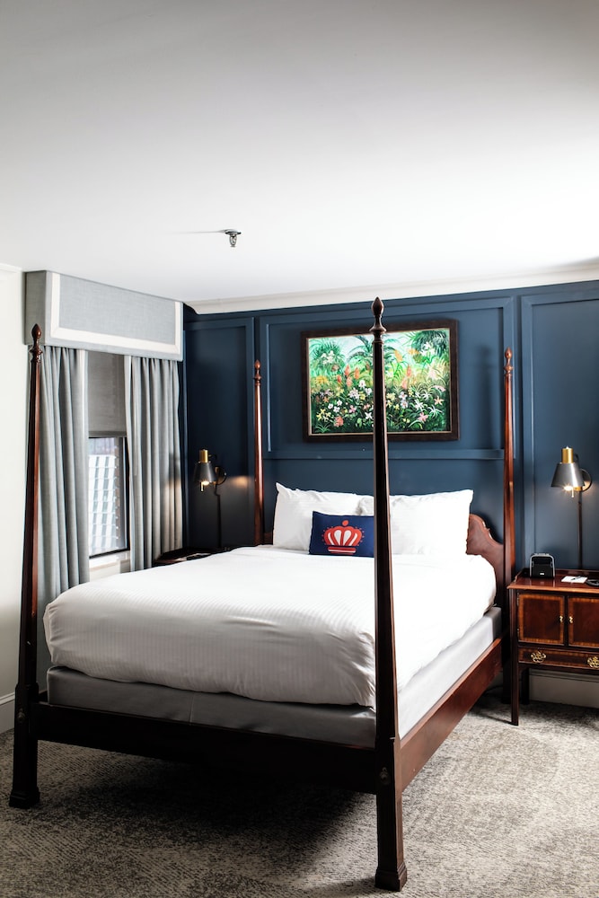 DELUXE, QUEEN BED, SOFA