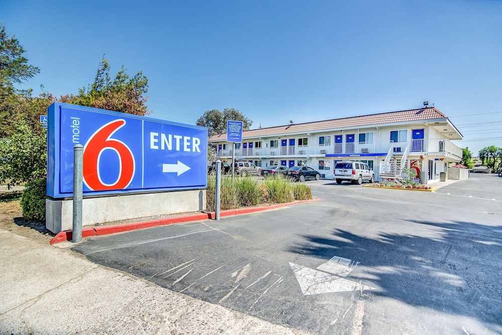 Motel6 Stockton, CA - Charter Way West 26/32