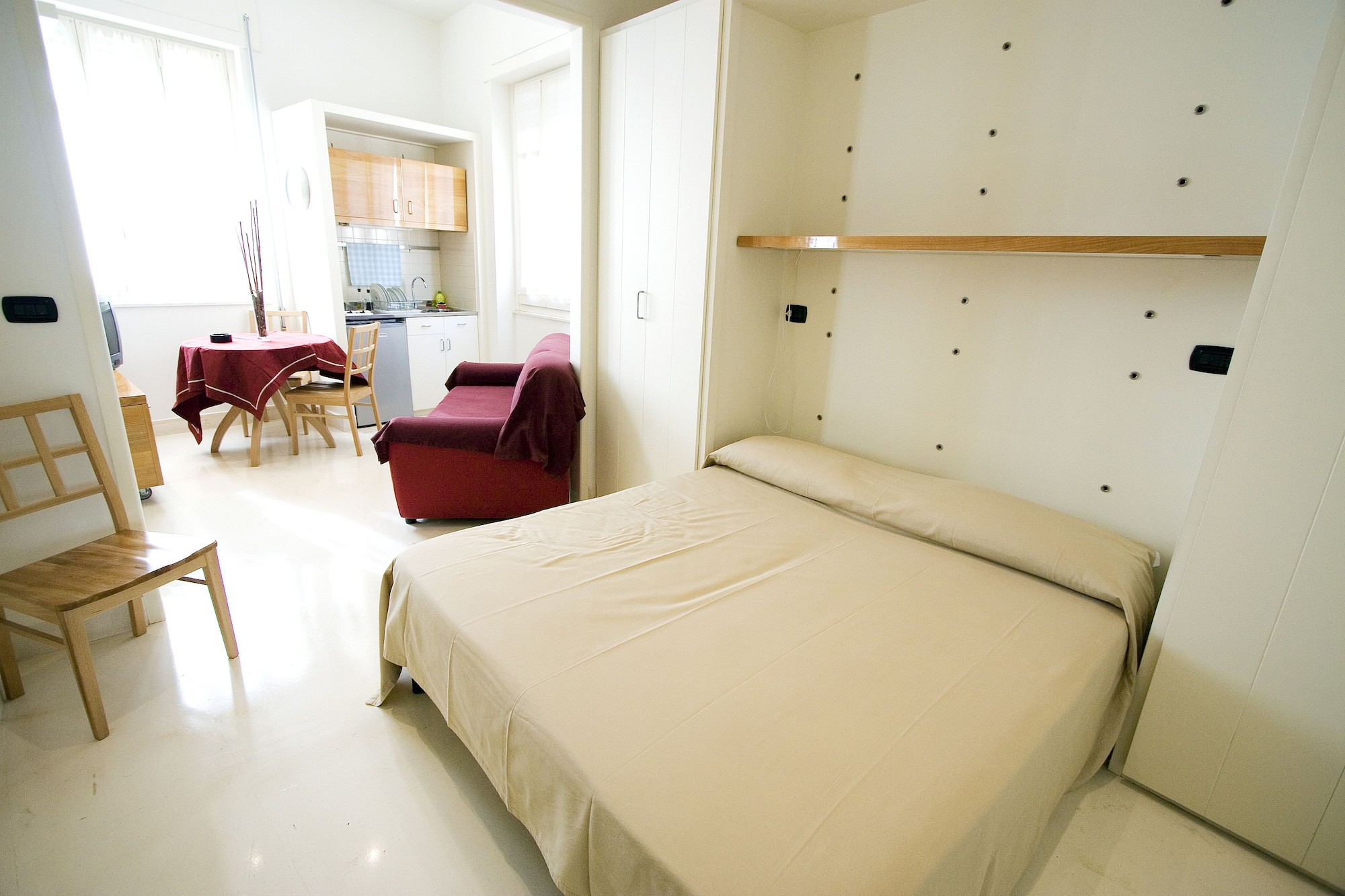 ROOM, DOUBLE BED