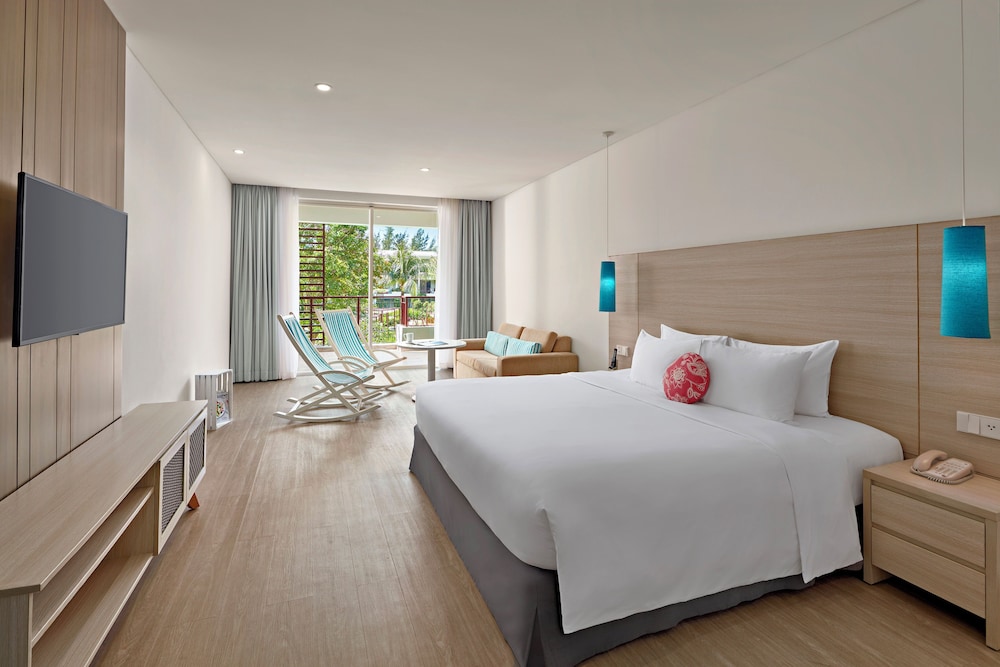 Superior, King Bed, Pool Access