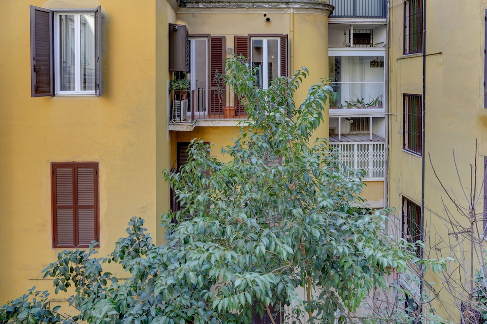 APPARTAMENTO SANTI QUATTRO 1 e 2 - COLOSSEO 29/36