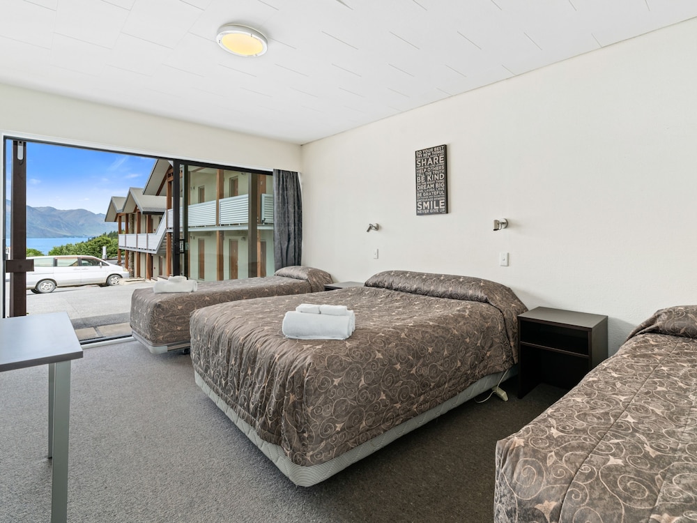 DELUXE, STUDIO, LAKE VIEW