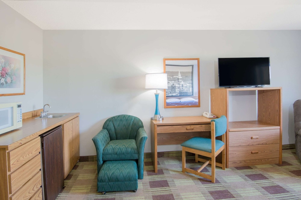 Super 8 by Wyndham Toledo 14/20