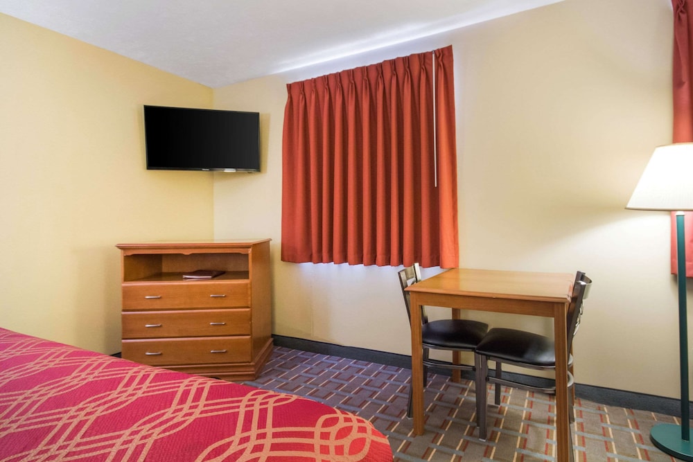 Econo Lodge Lansing Leavenworth 14/26